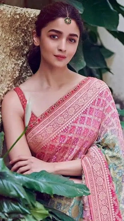 alia bhatt in banarasi saree
